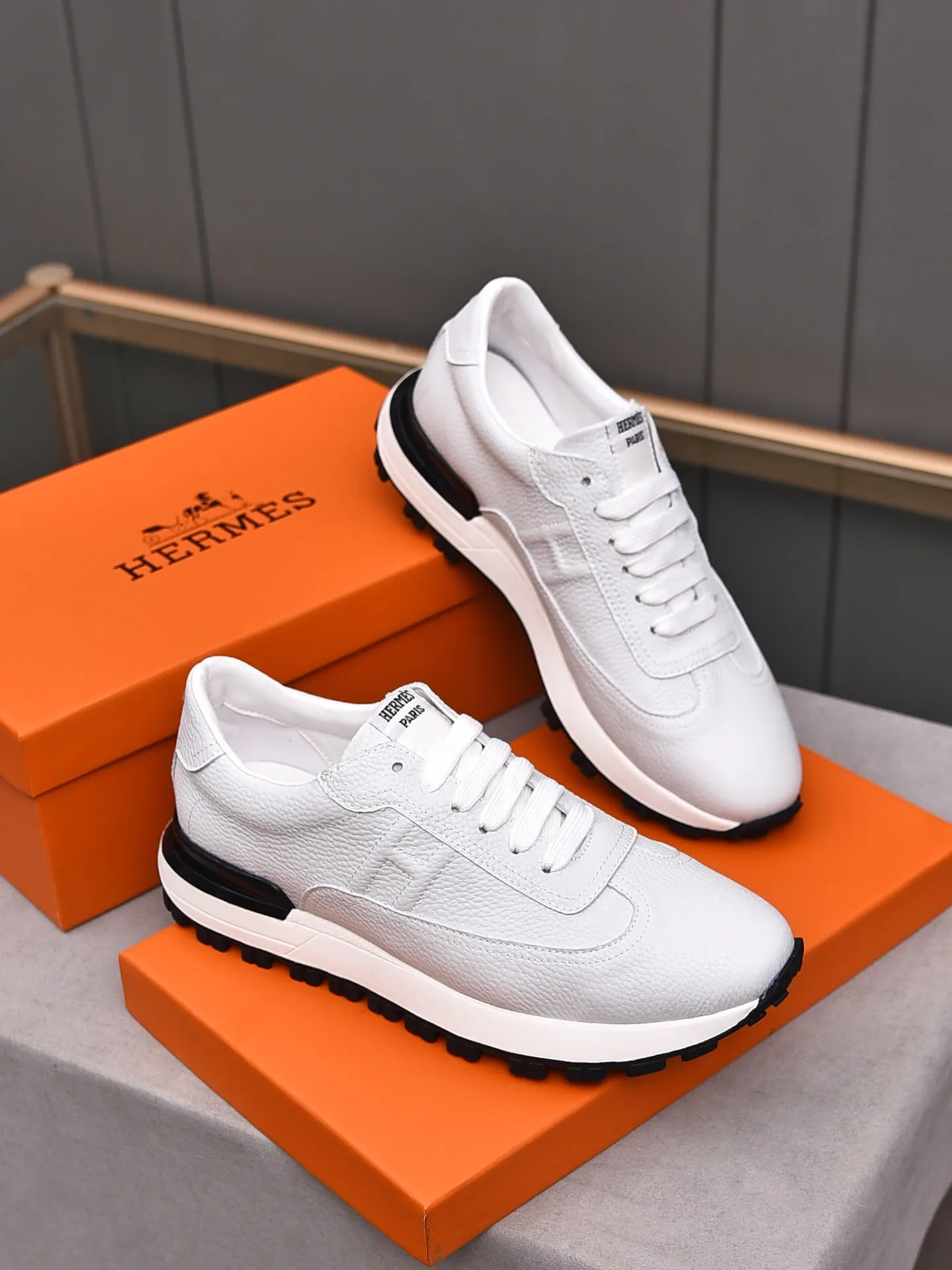 📛📛📛PPP440 (Hermes)🆕Men's color-blocked sneakers with textured calfskin details. Spliced ​​with original cowhide, this shoe draws inspiration from the equestrian world, integrating technical details and practical functions. Breathable sheep lining, original combination outsole, high-end quality, and every detail is perfectly combined! Size: 38-44 (45 can be customized)